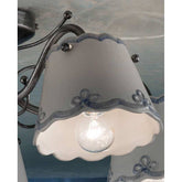 Mázas kerámiából és fémből készült, kézműves mennyezeti lámpa. kék szobában.